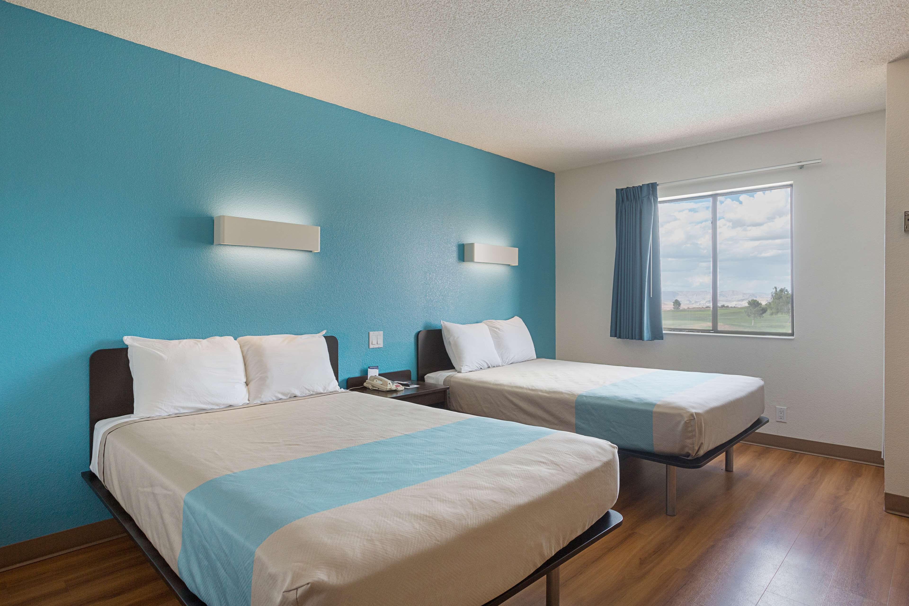 Wifi gratis, ropa de cama y despertador 