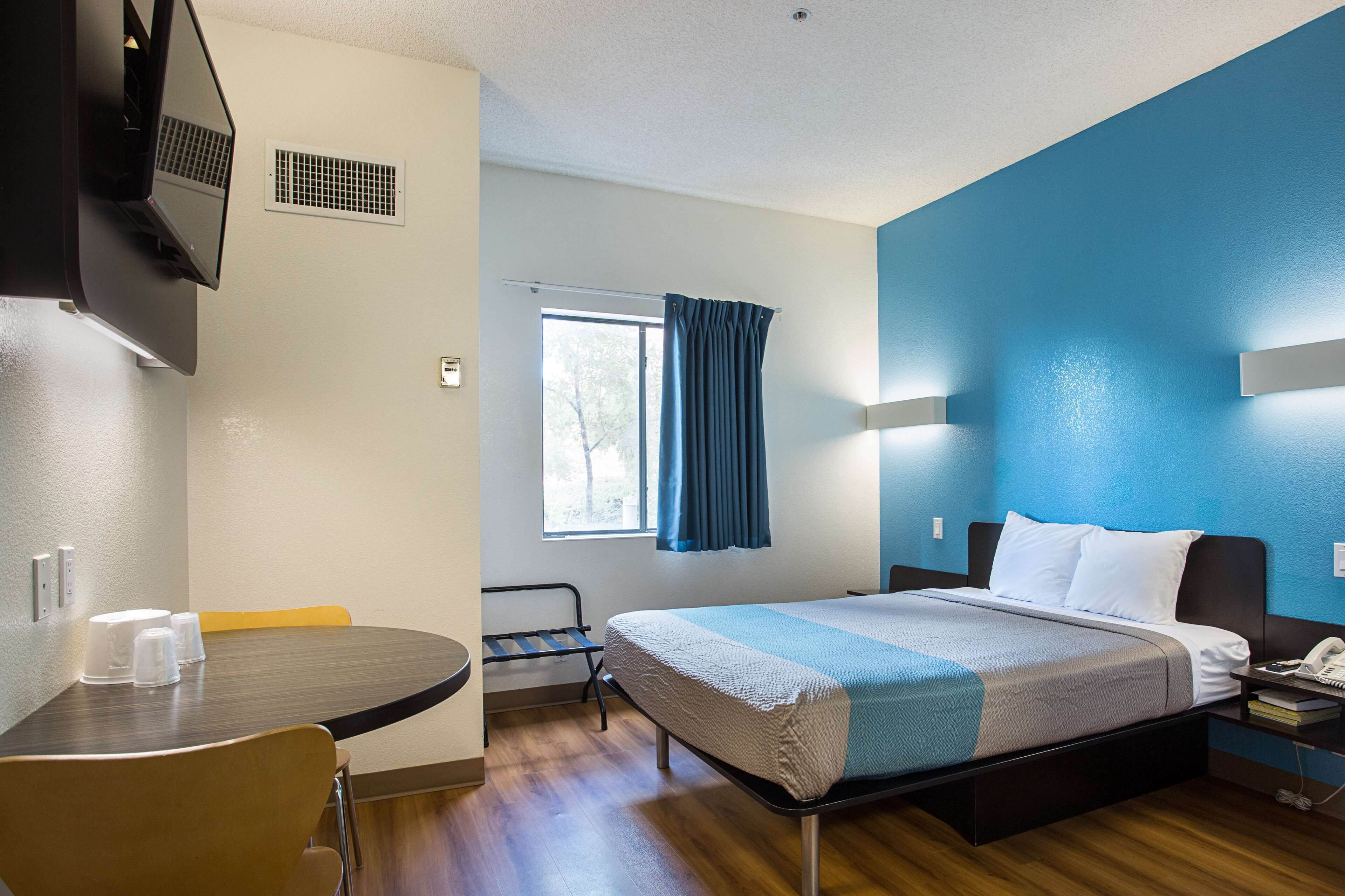 Wi-fi (inkludert), sengetøy og vekkerklokke