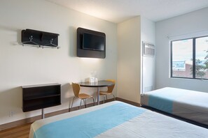 Free WiFi, bed sheets, alarm clocks - Motel 6 Page, AZ (Page)
