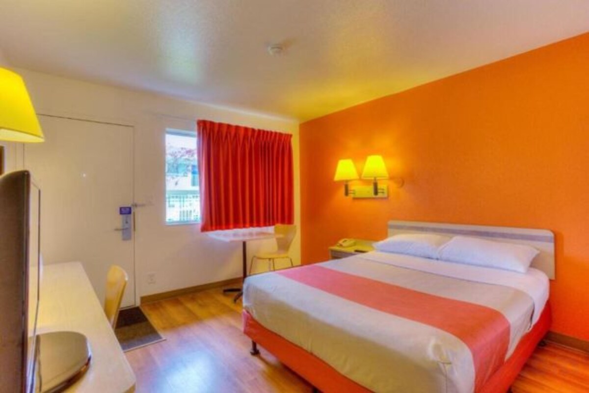 Room With 1 Full Bed, Ada Roll-in Shower And Microwave Fridge