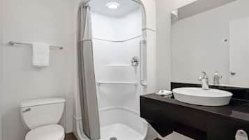 Combined shower/tub, hair dryer, towels