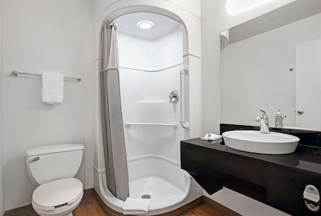Combined shower/bathtub, hair dryer, towels. Motel 6 Troutdale, OR - Portland East