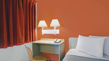 Escritorio, wifi gratis y ropa de cama