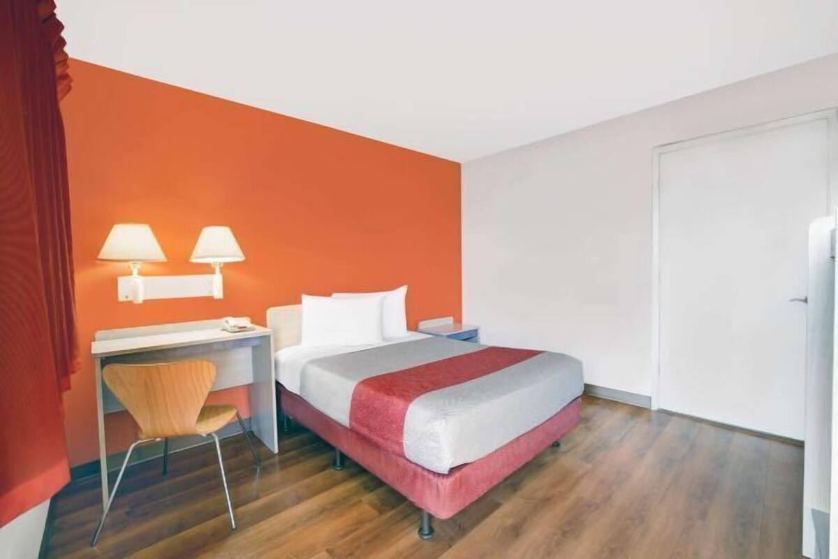 Desk, WiFi (free), bed sheets