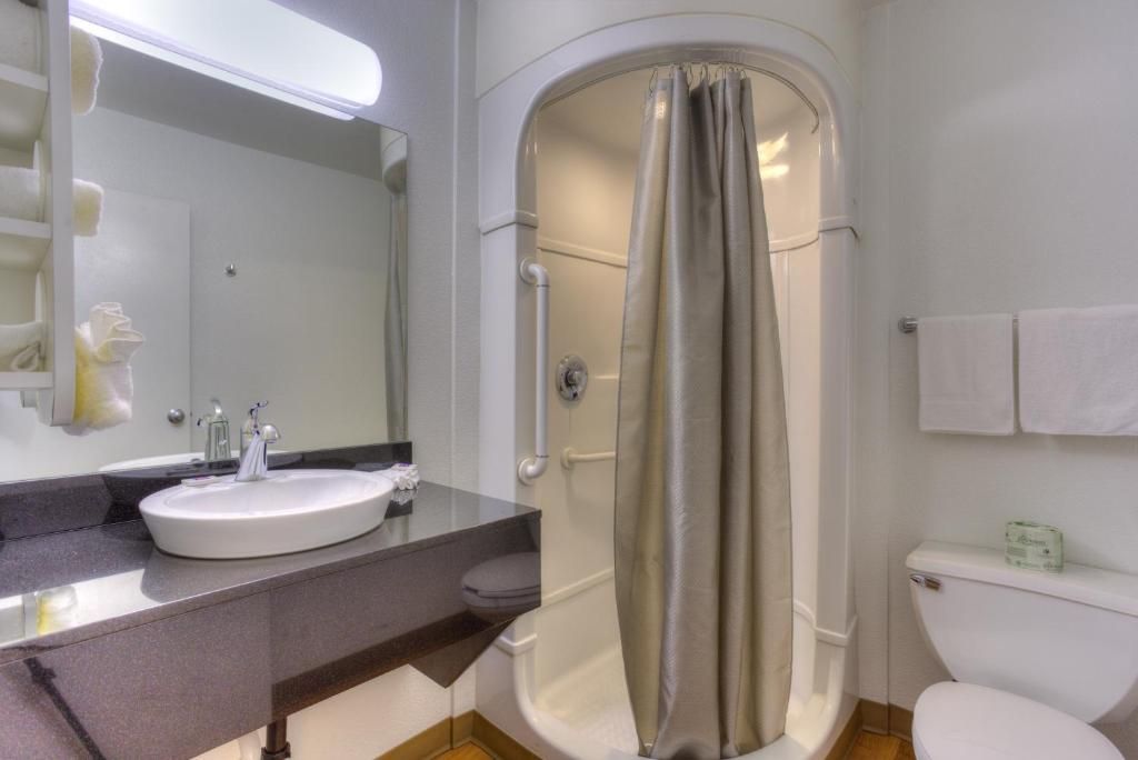 Ensemble douche/baignoire, sèche-cheveux, serviettes fournies