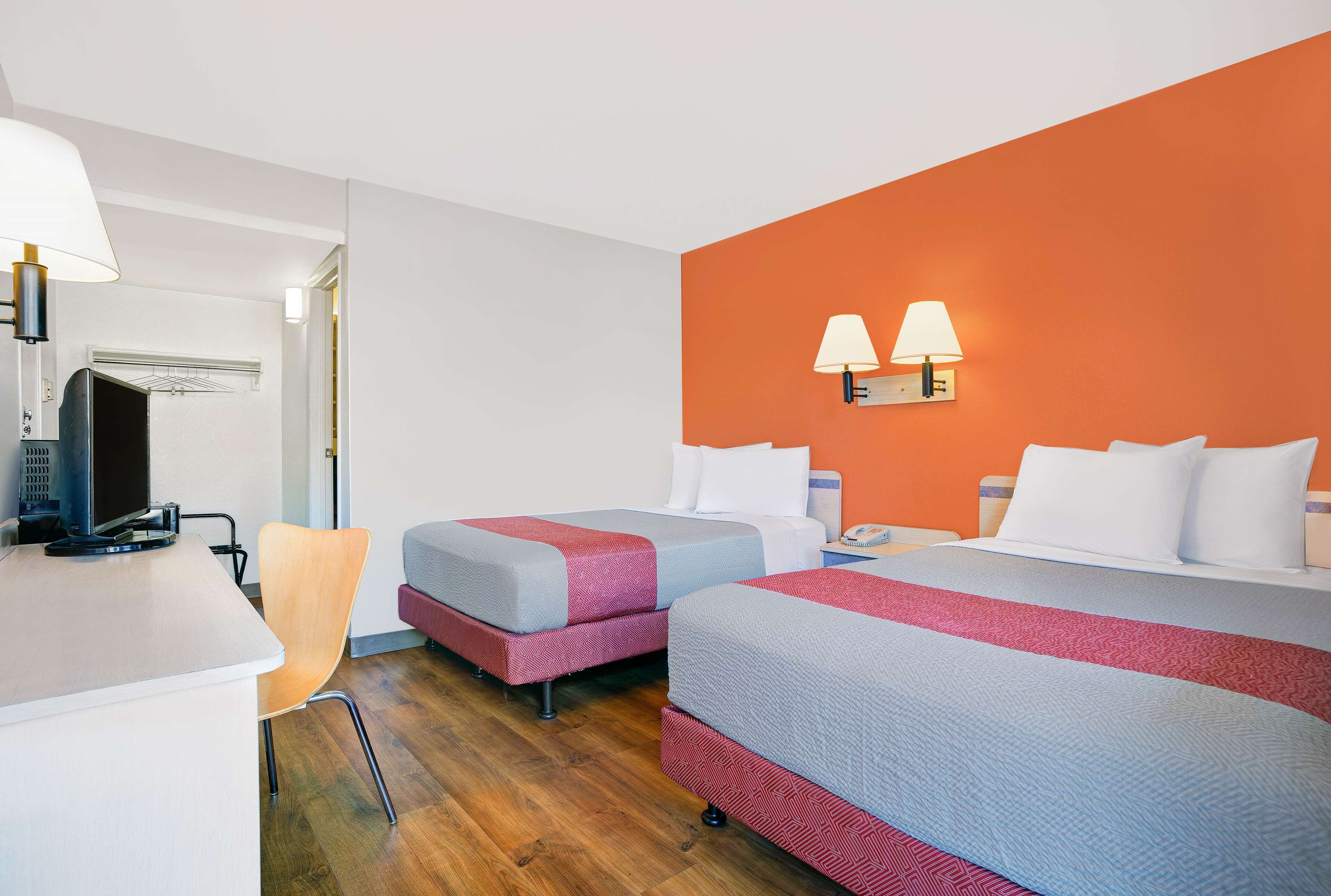 Escritorio, wifi gratis, ropa de cama