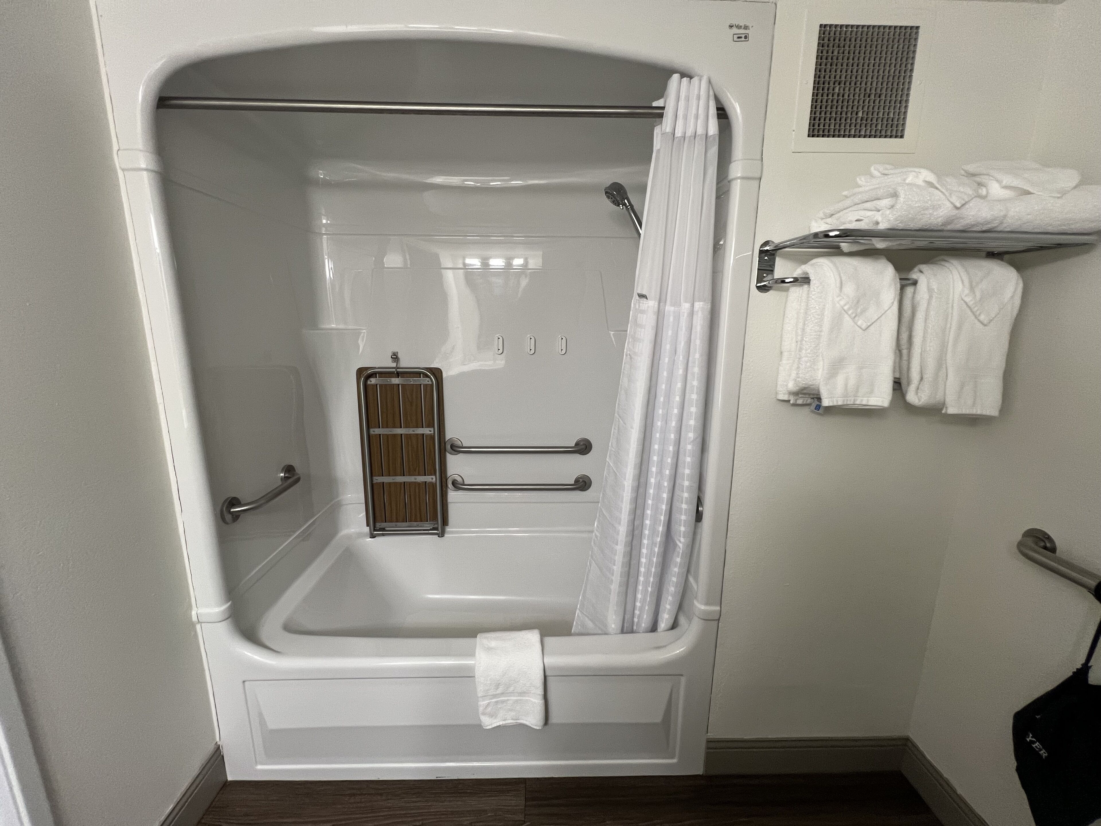 room, 1 king bed, accessible, non smoking (bathtub w/ grab bars) | bathroom | combined shower/bathtub, free toiletries, hair dryer, towels