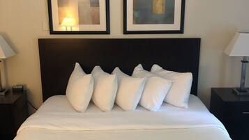 Schreibtisch, laptopgeeigneter Arbeitsplatz, VerdunkelungsvorhÀnge