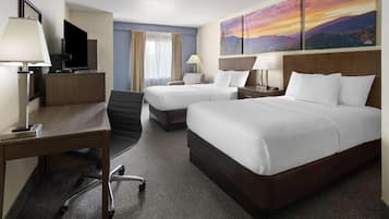 Habitación, 2 camas matrimoniales, para no fumadores | Escritorio, espacio para trabajar con laptop y cortinas blackout