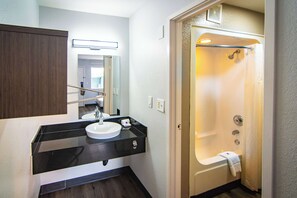 Combined shower/bathtub, towels, soap - Motel 6 Kissimmee, FL - Orlando (Kissimmee)