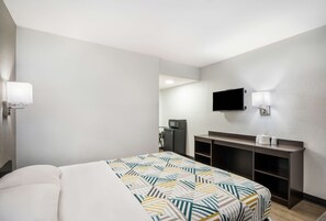 Desk, laptop workspace, bed sheets - Motel 6 Sandston, VA - Richmond, Va (Sandston)