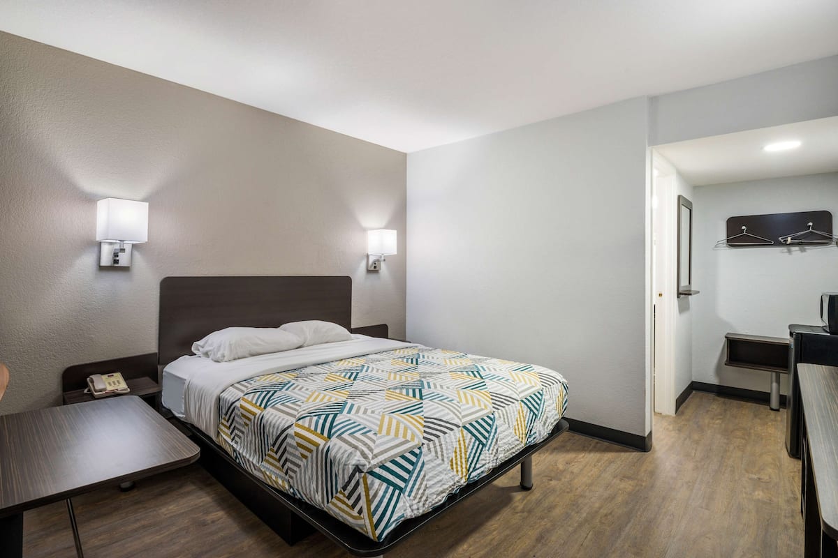 Escritorio, espacio para trabajar con laptop y ropa de cama