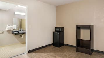 Standard Room, 1 Queen Bed, Accessible, Non Smoking | Accessible bathroom