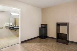 Standard Room, 1 Queen Bed, Accessible, Non Smoking | Accessible bathroom - Motel 6 Sandston, VA - Richmond, Va (Sandston)