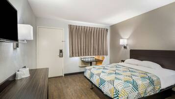 Skrivbord, arbetsyta för laptop och sängkläder