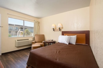 Blackout drapes, soundproofing, free WiFi, bed sheets at Rodeway Inn Kissimmee Maingate West