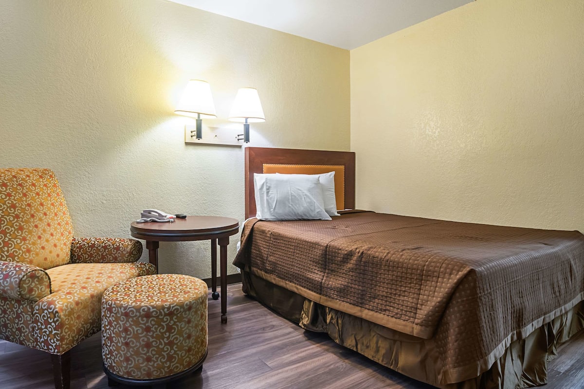 Habitación estándar, 1 cama matrimonial, para no fumadores | Cortinas blackout, insonorización, wifi gratis y ropa de cama