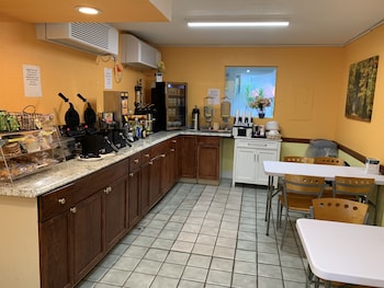 Free daily continental breakfast at Rodeway Inn Kissimmee Maingate West