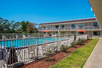 Pool (outdoor) at Rodeway Inn Kissimmee Maingate West