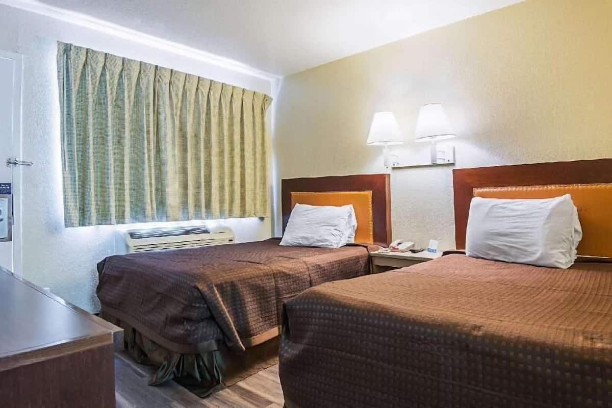 Cortinas blackout, insonorización, wifi gratis y ropa de cama