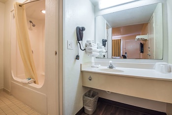 Standard Room, 1 Double Bed, Non Smoking | Bathroom | Shower, towels at Rodeway Inn Kissimmee Maingate West