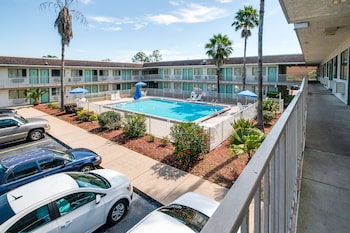 Pool (outdoor) at Rodeway Inn Kissimmee Maingate West