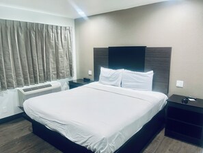 ห้องดีลักซ์, เตียงคิงไซส์ 1 เตียง, สูบบุหรี่ได้, ตู้เย็น | Wi-Fi ฟรี, ผ้าปูที่นอน, ทางสำหรับรถเข็น
