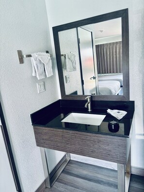 Een douche, handdoeken