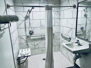 Habitación estándar, 1 cama doble, accesible para personas con discapacidad, no fumadores | Baño | Ducha y toallas