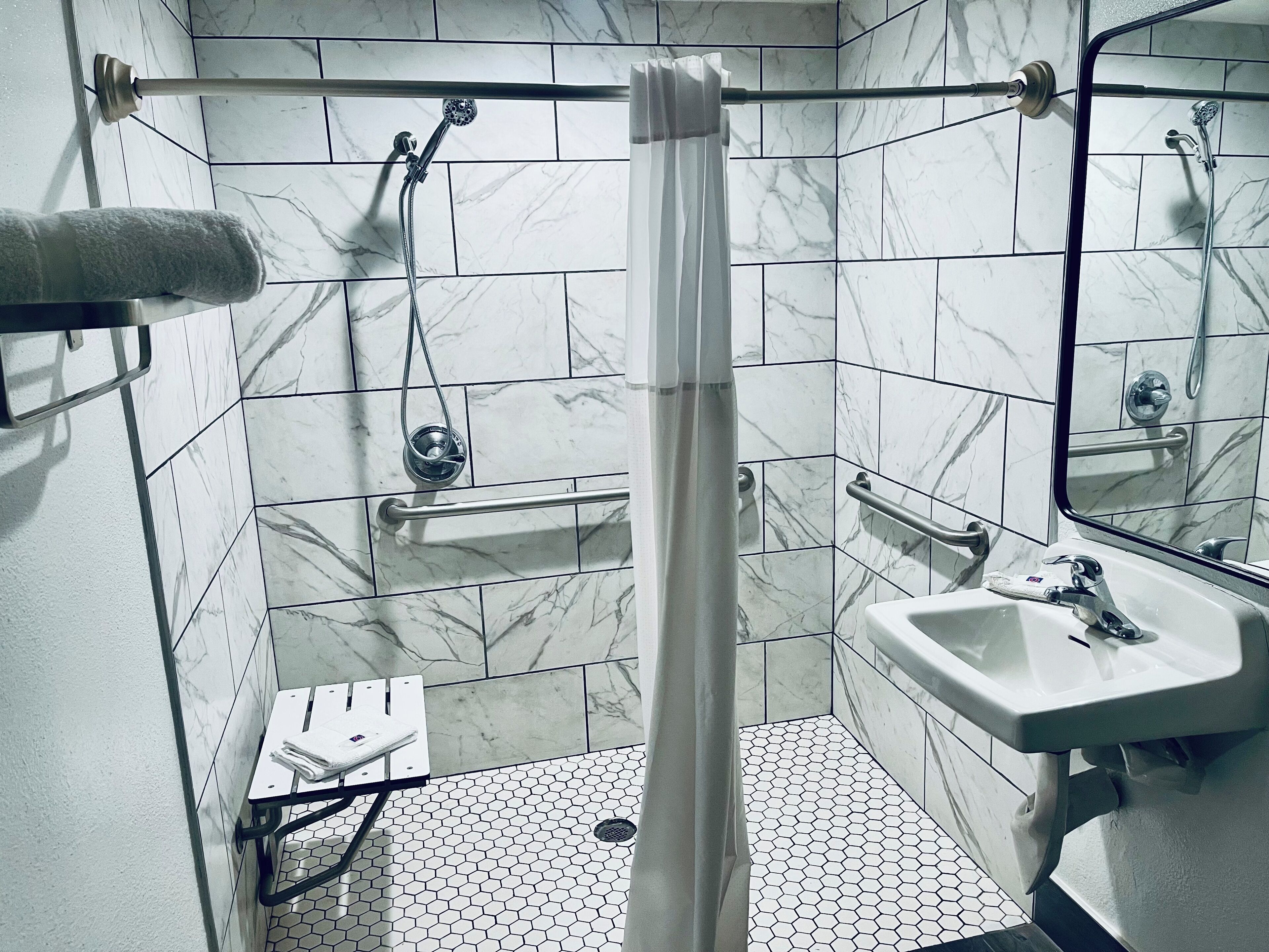 Standard Room, 1 Double Bed, Accessible, Non Smoking | Bathroom | Shower, towels