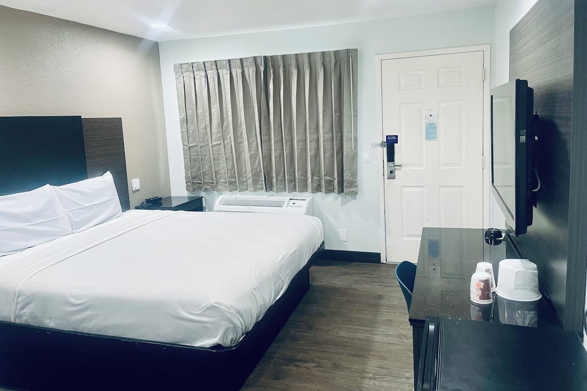Deluxe Room, 1 King Bed, Smoking, Refrigerator