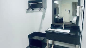 Habitación Deluxe, 1 cama King size, para fumadores, refrigerador | Baño | Regadera y toallas