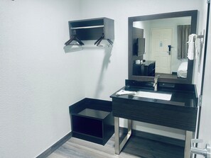 Habitación Deluxe, 1 cama King size, para fumadores, refrigerador | Baño | Regadera y toallas 