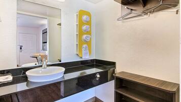Combined shower/tub, towels