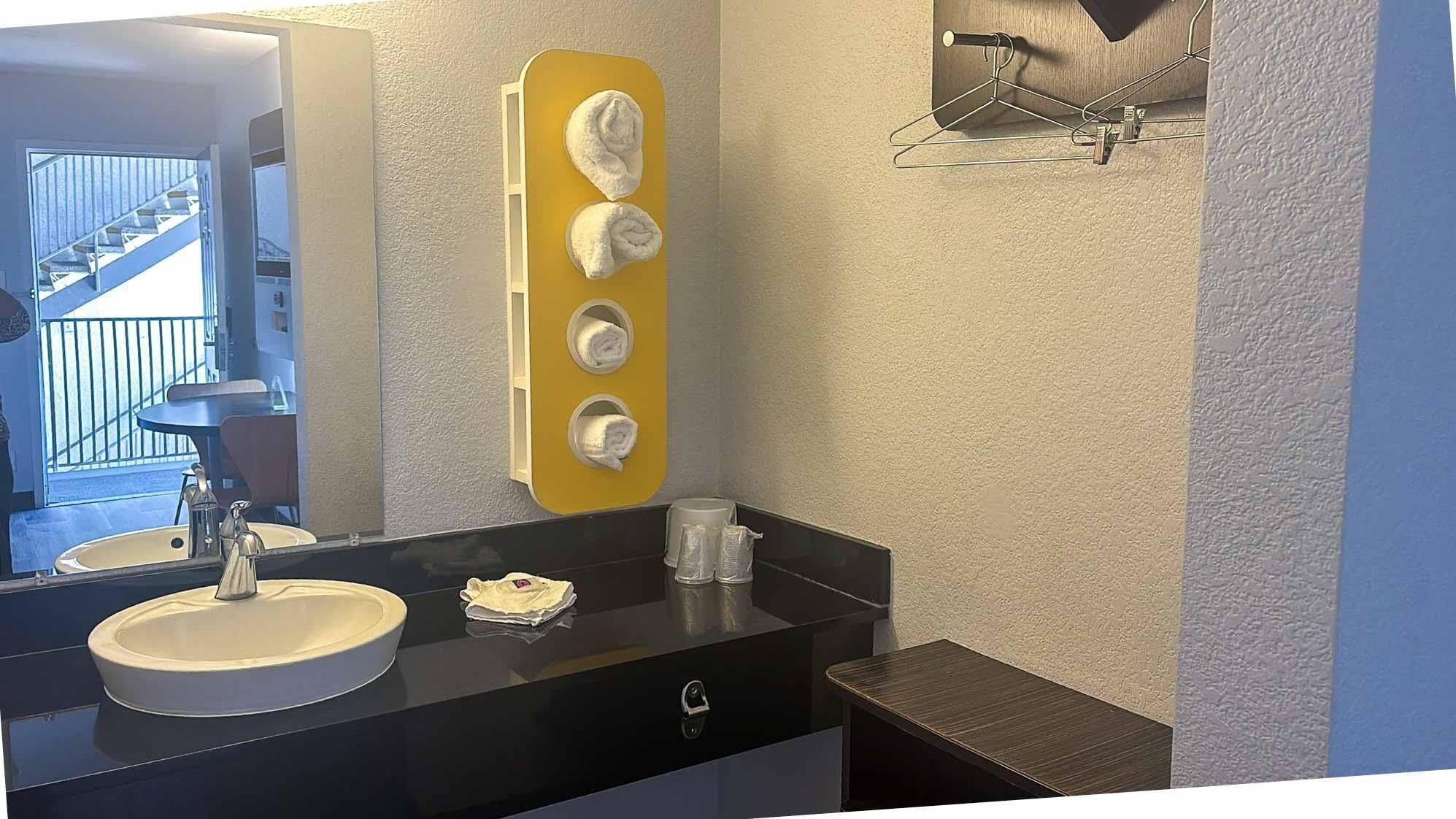 Kombinert dusj/badekar og håndklær