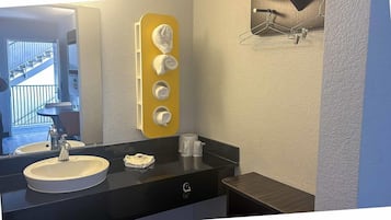 Kombinert dusj/badekar og håndklær