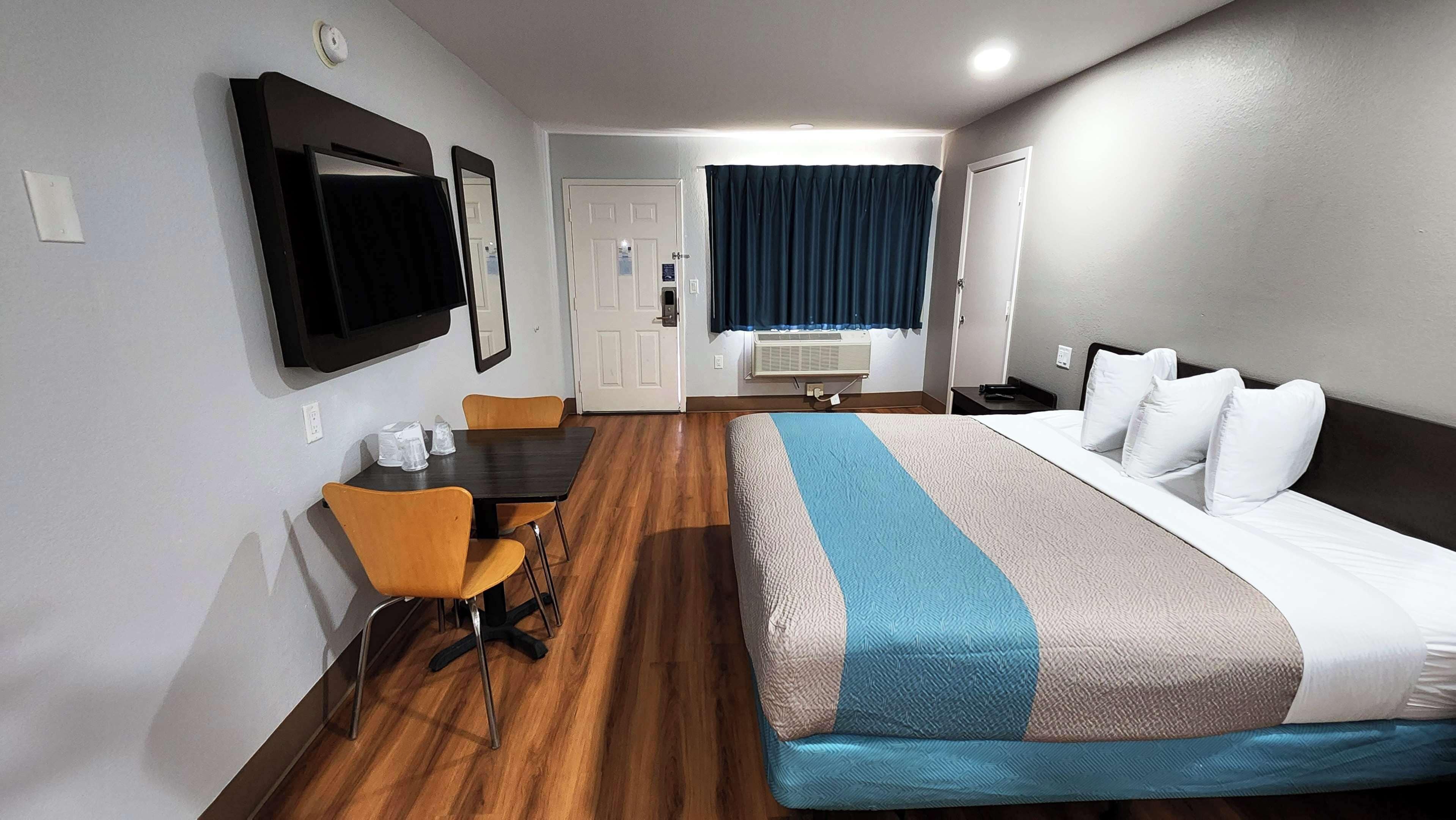 Escrivaninha, cortinas blackout, ferros/tábuas de passar roupa