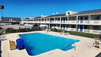 Außenpool, Sonnenschirme, Liegestühle