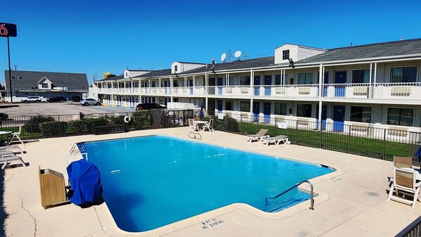 Outdoor pool, pool umbrellas, sun loungers