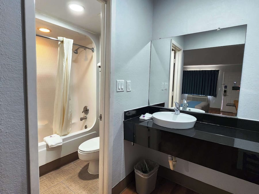 Ducha y bañera combinadas, secador de pelo y toallas