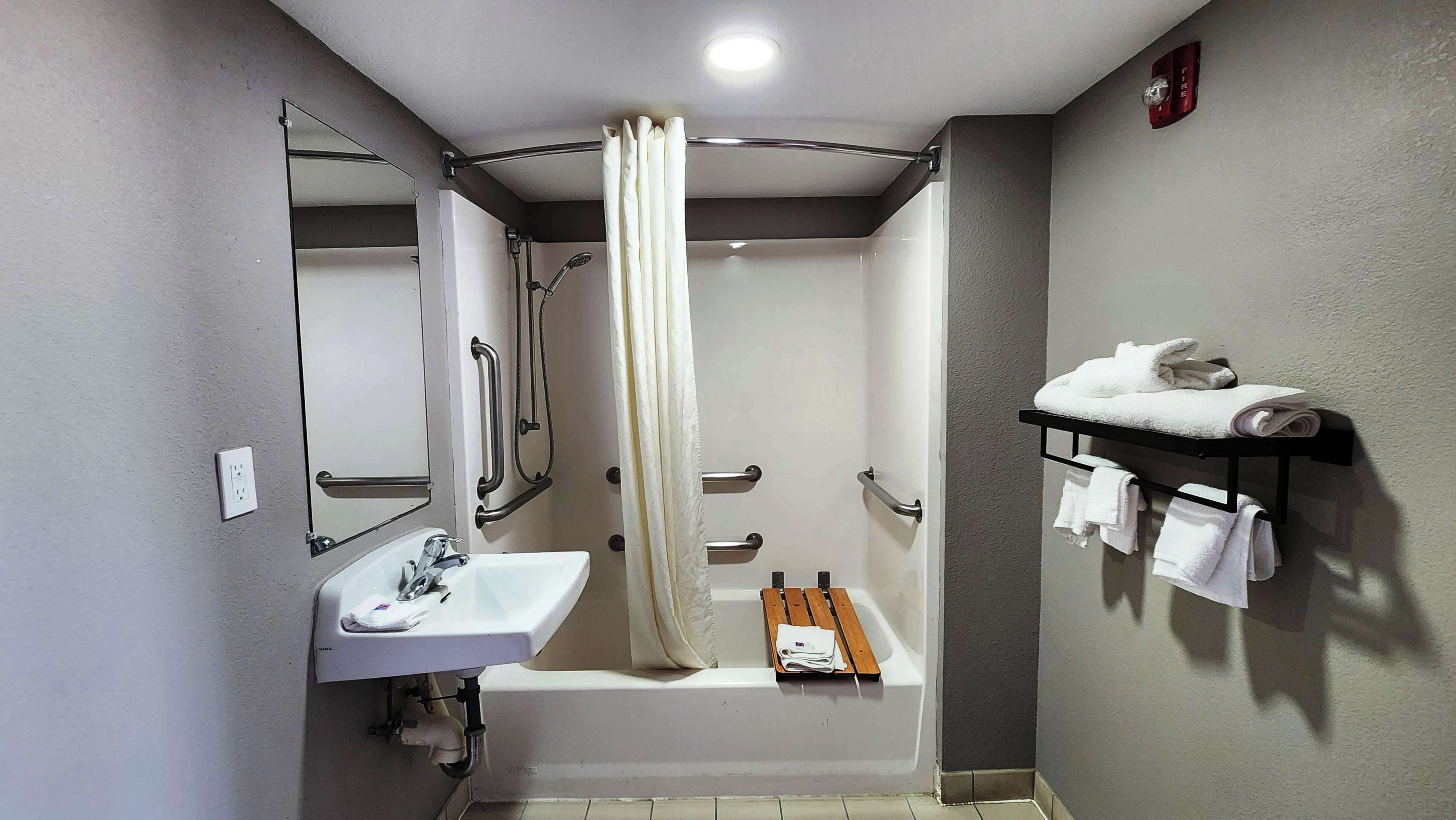 Salle de bain accessible aux personnes à mobilité réduite