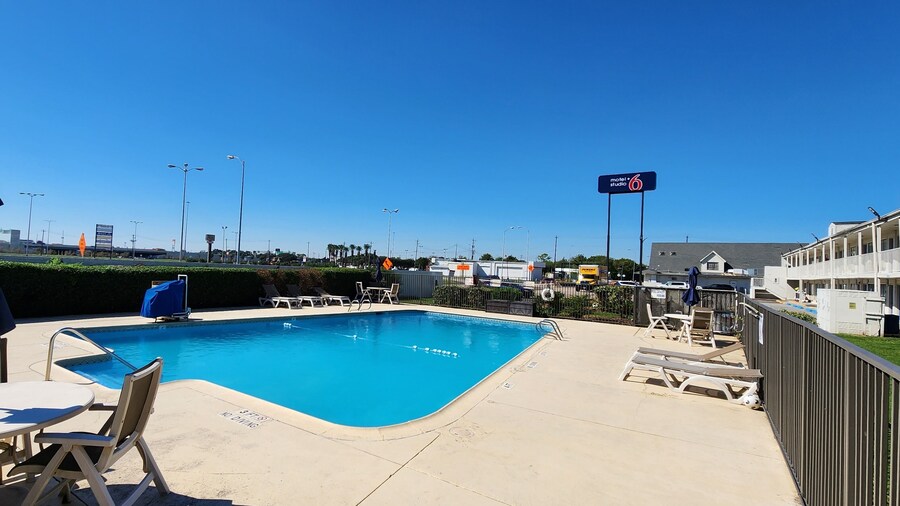 Motel 6 Webster, TX - Houston - Nasa Lake