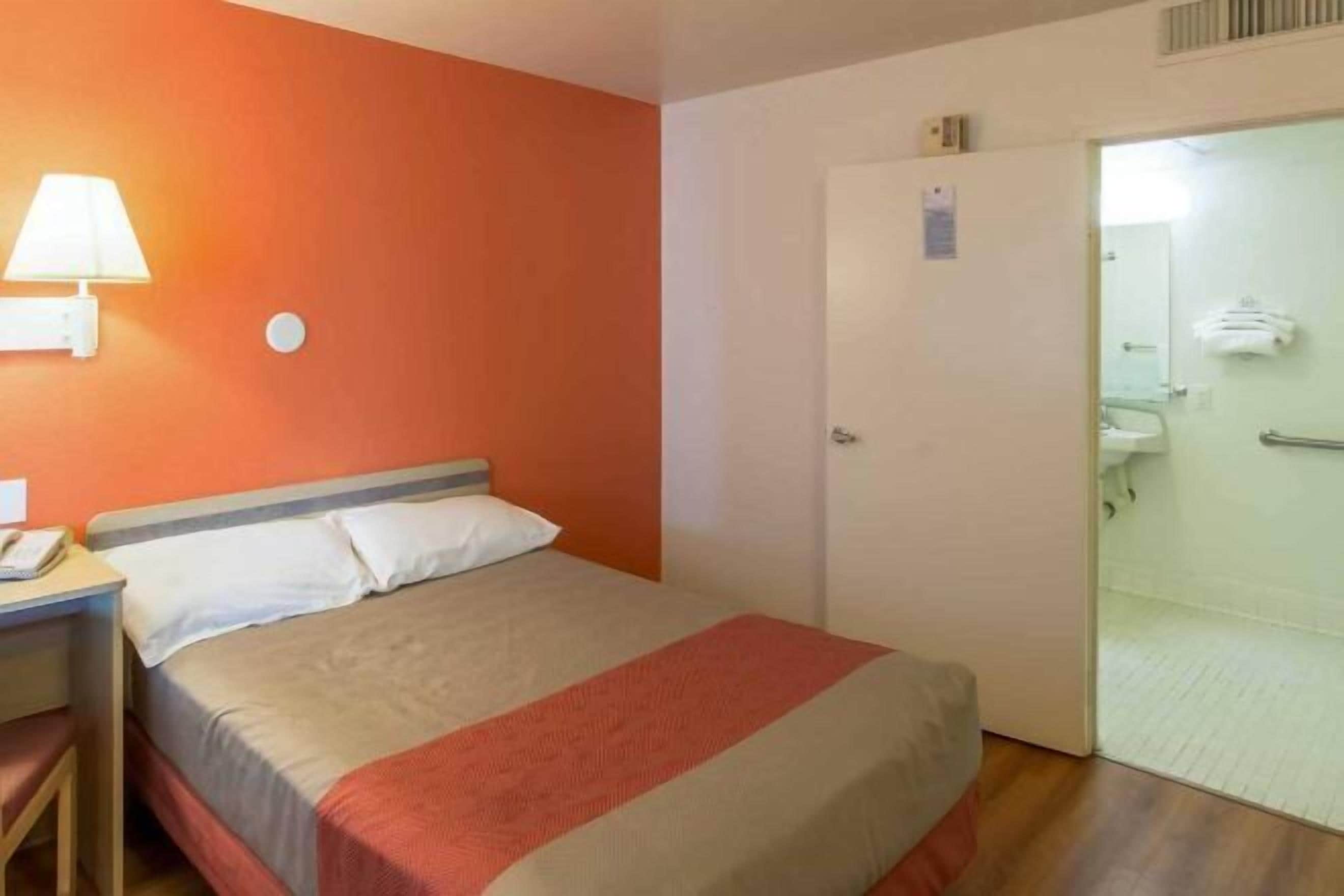 Escritorio y ropa de cama 