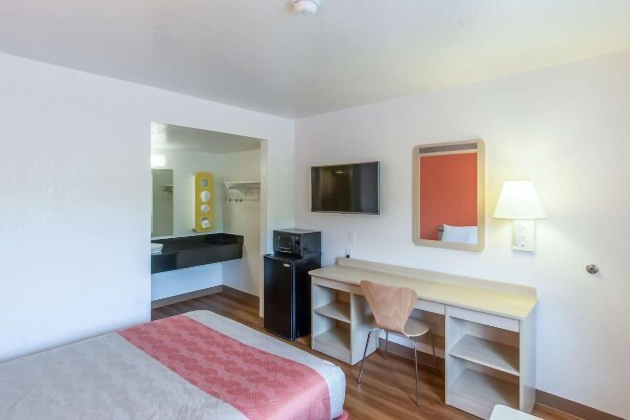 Escritorio y ropa de cama 