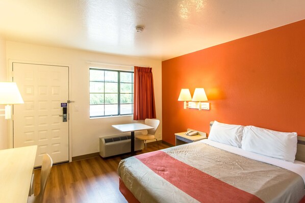 Bureau, literie fournie