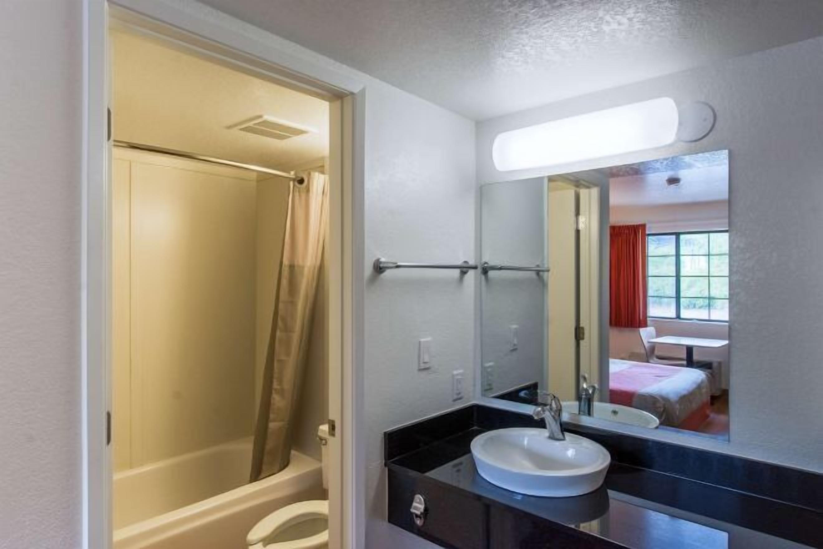 Ducha, cabezal de ducha con hidromasaje, toallas