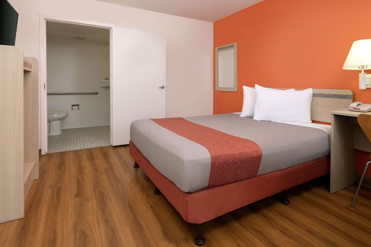 Desk, free WiFi, bed sheets