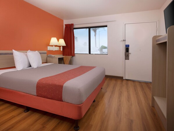 Desk, free WiFi, bed sheets - Motel 6 Santa Maria, CA - North (Santa Maria)