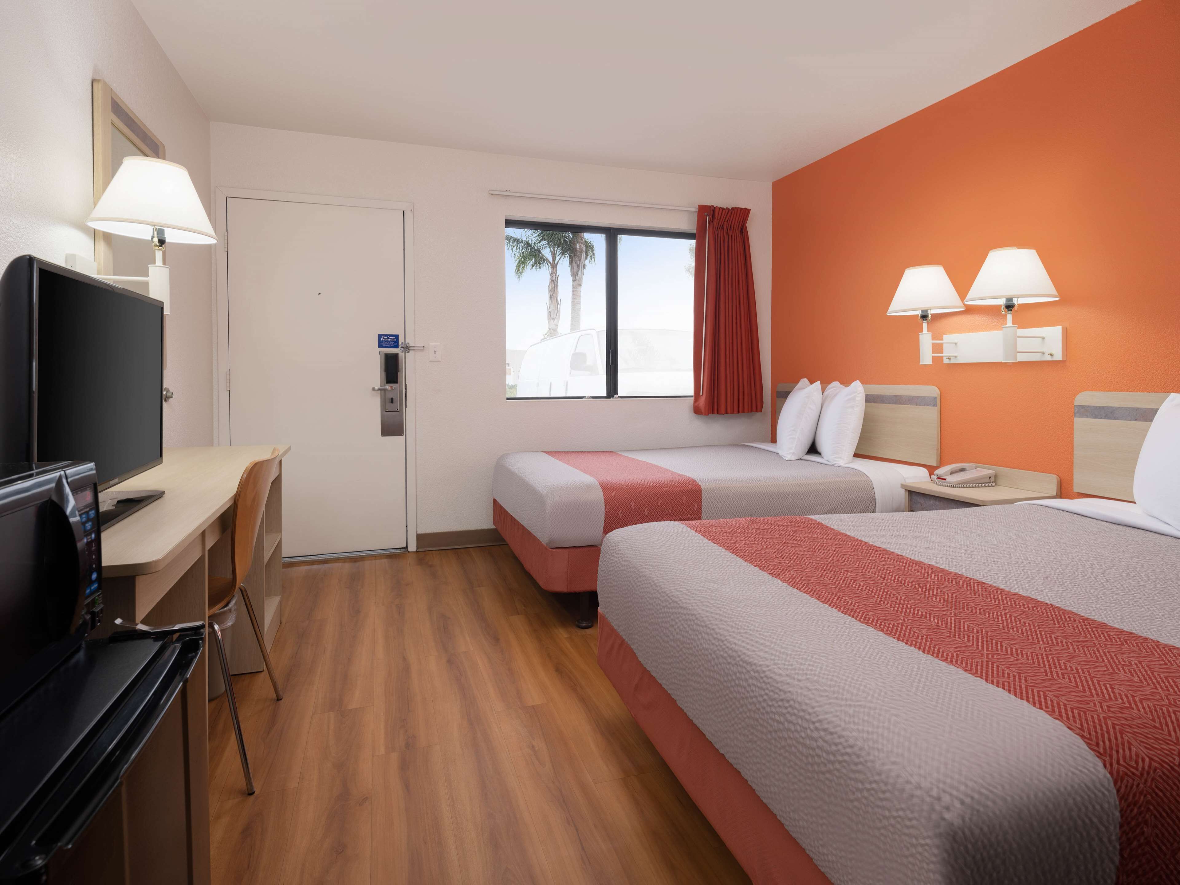 Een bureau, gratis wifi, beddengoed