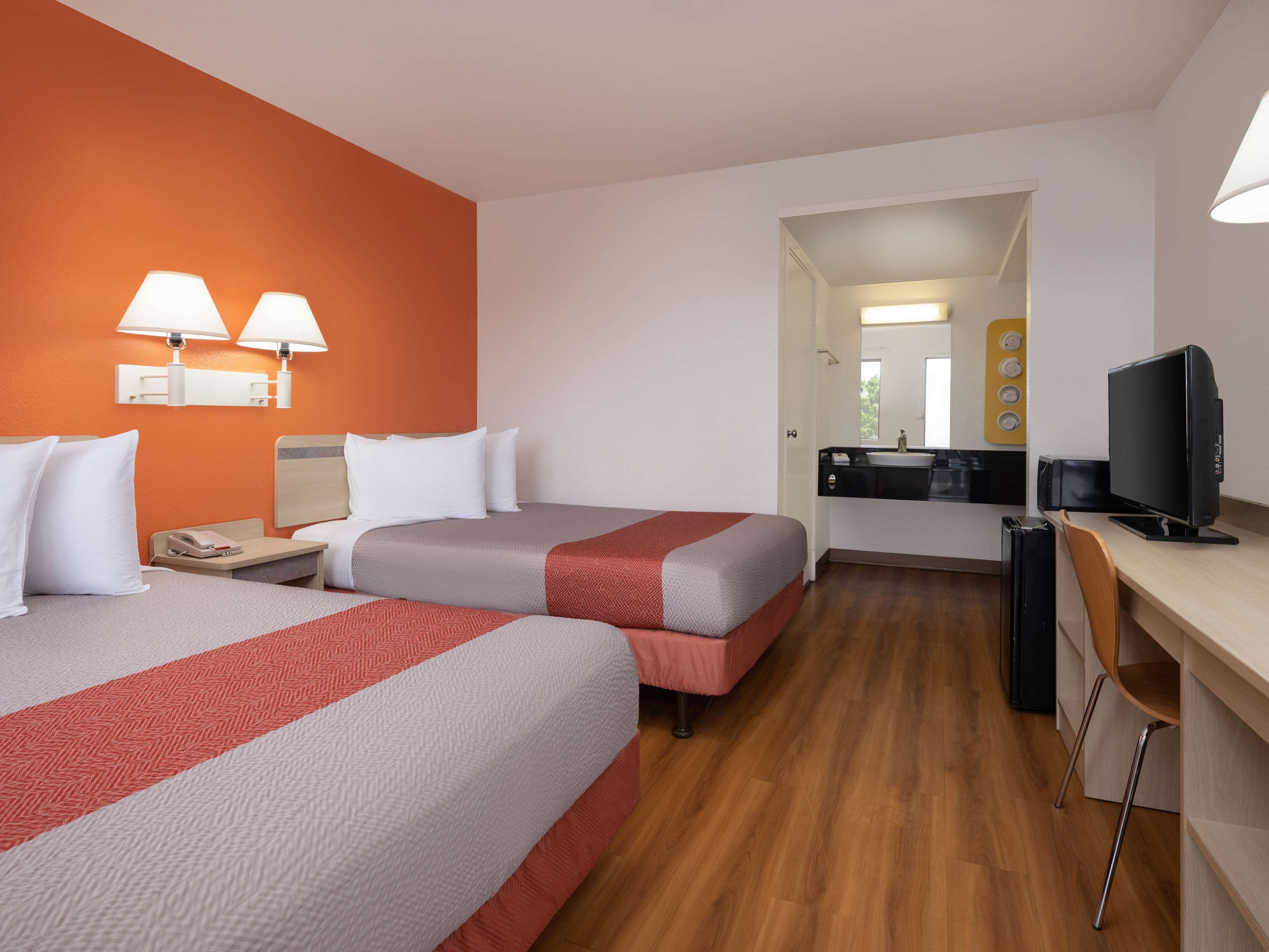 Een bureau, gratis wifi, beddengoed